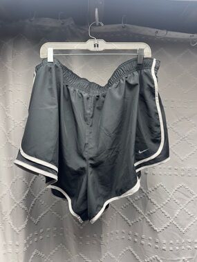 NWT Nike Women's 3X Plus Size Dri-FIT Tempo Running Shorts Gray/White